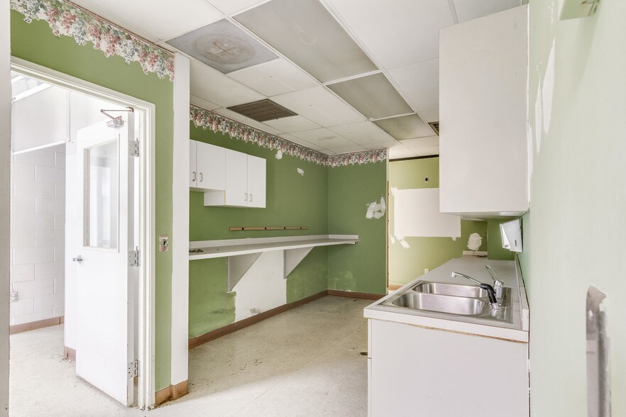 More Photos Of 5410 Allen Rd, Allen Park Medical For Sale