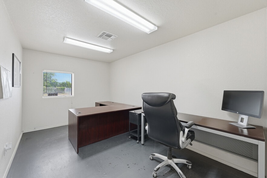 More Photos Of 6542 County Road 145, Kenedy Industrial For Lease