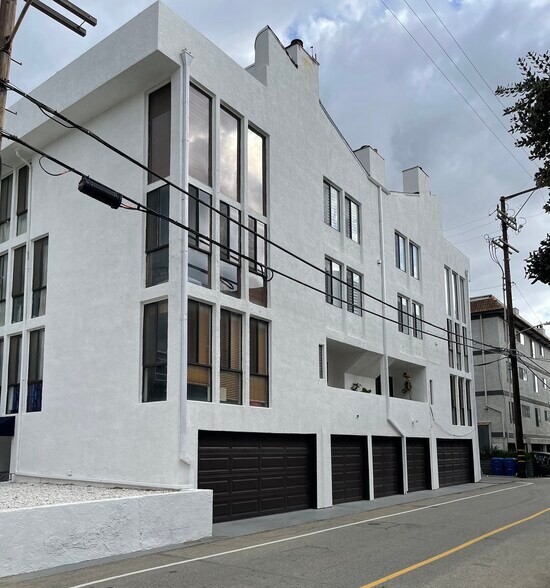 More Photos Of 14 Mast, Marina Del Rey Apartments For Sale