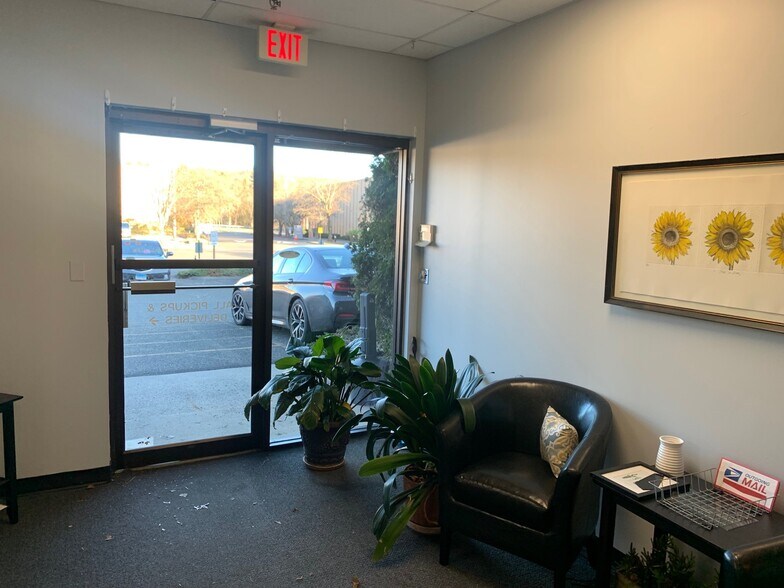 More Photos Of 11 Largo Dr S, Stamford Warehouse For Lease