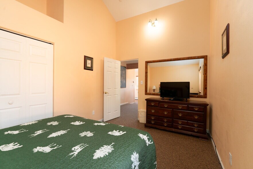 More Photos Of 1624 E Main St, Montrose Hotel For Sale