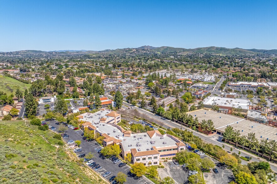 More Photos Of 555 St Charles Dr, Thousand Oaks Office For Lease
