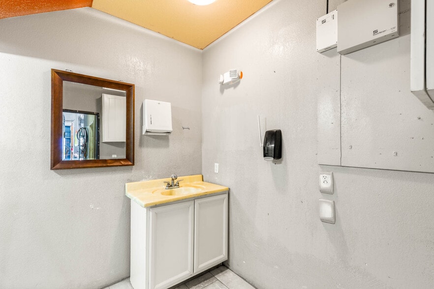 More Photos Of 4570 Donovan Way, North Las Vegas Light Distribution For Sale
