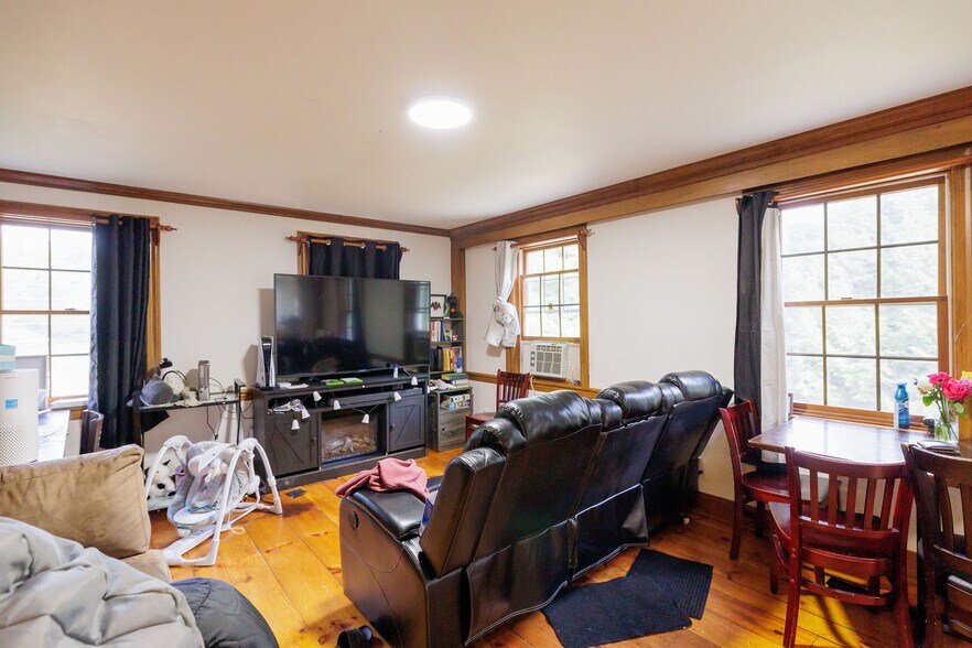 More Photos Of 139 S Main St, Sheffield Freestanding For Sale