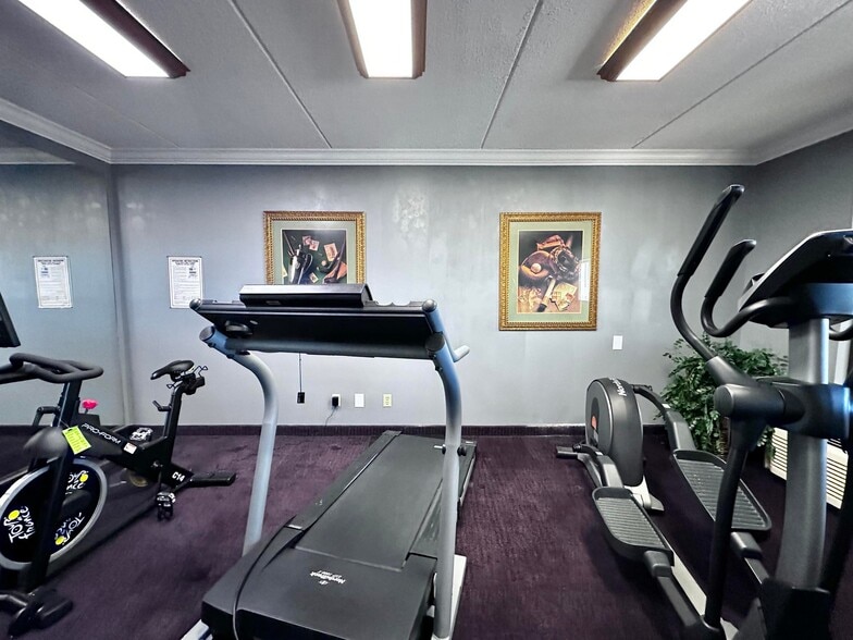 More Photos Of 2075 Highway 192 W, London Hotel For Sale