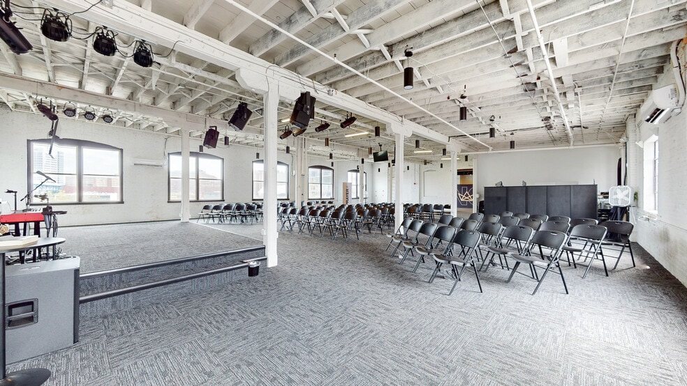 More Photos Of 2111 Center St, Cleveland Freestanding For Lease