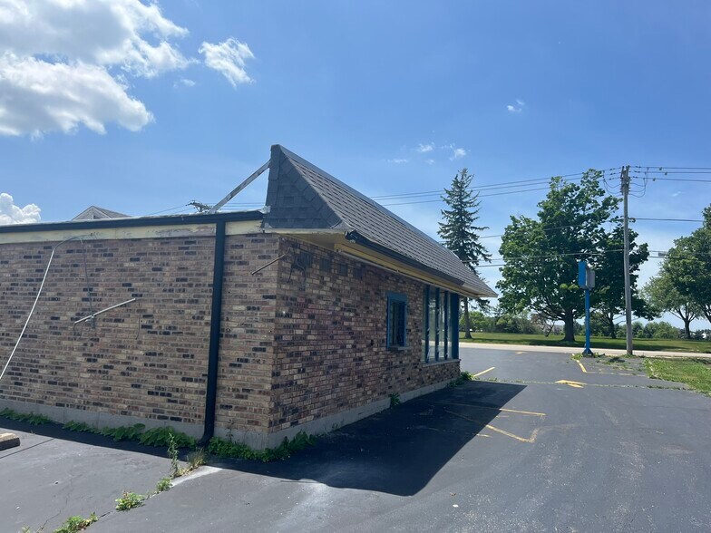 More Photos Of 1124 N Milwaukee Ave, Libertyville General Retail For Lease