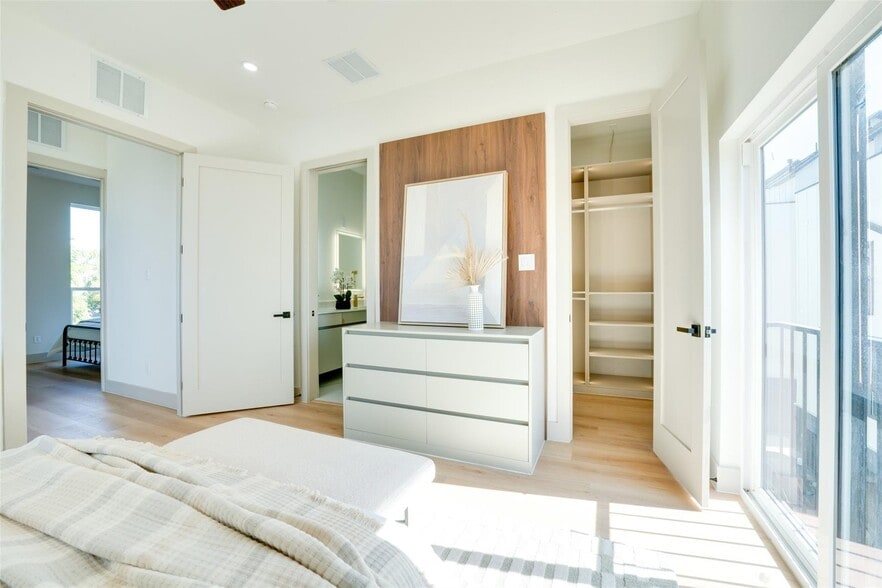 More Photos Of 512 N Lancaster Ave, Dallas Apartments For Sale
