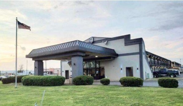 Primary Photo Of 5001 Hinkleville Rd, Paducah Hotel For Sale