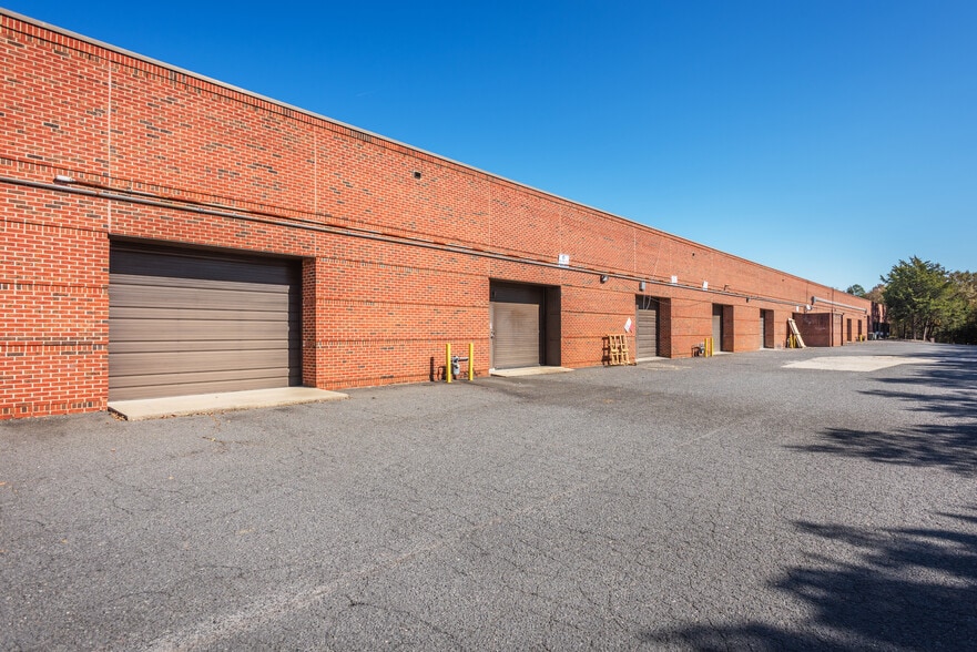More Photos Of 10100 Park Cedar Dr, Charlotte Light Distribution For Lease