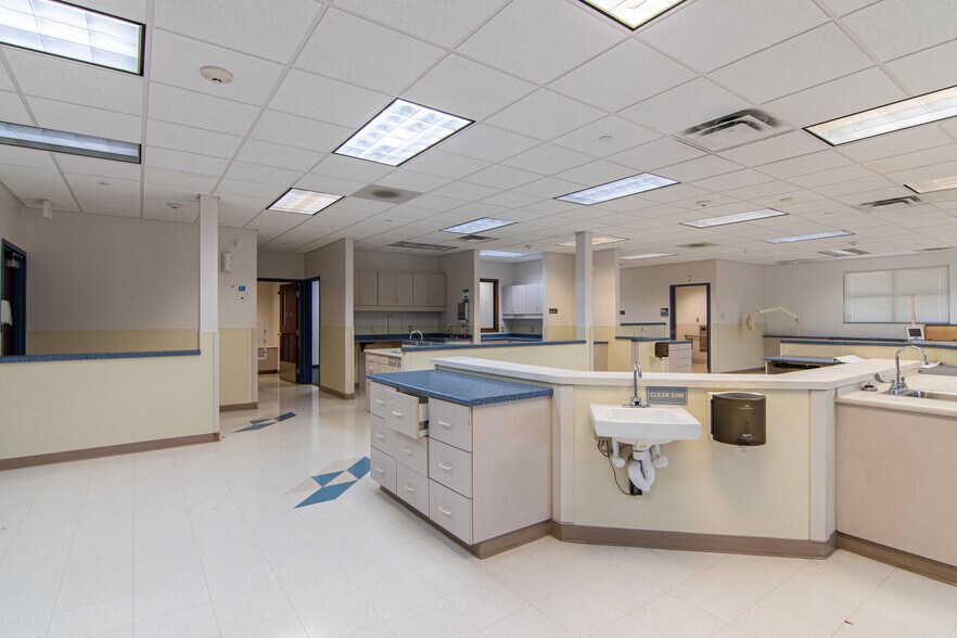 More Photos Of 201 W 5th St, Bonham Medical For Lease