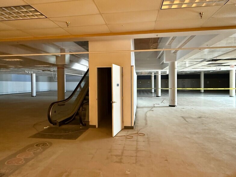 More Photos Of 2700 Miamisburg Centerville Rd, Dayton Department Store For Lease