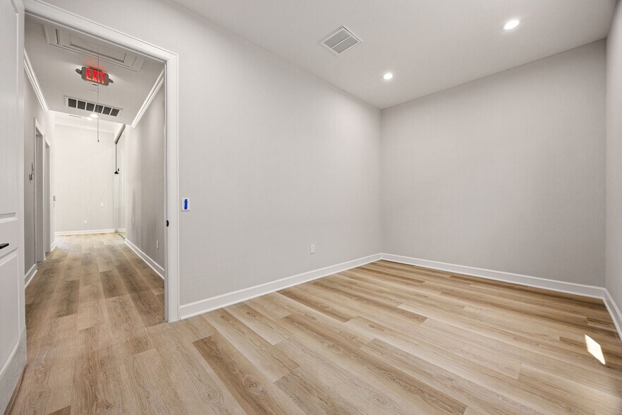 More Photos Of 1325 Main Street, Katy Medical For Sale