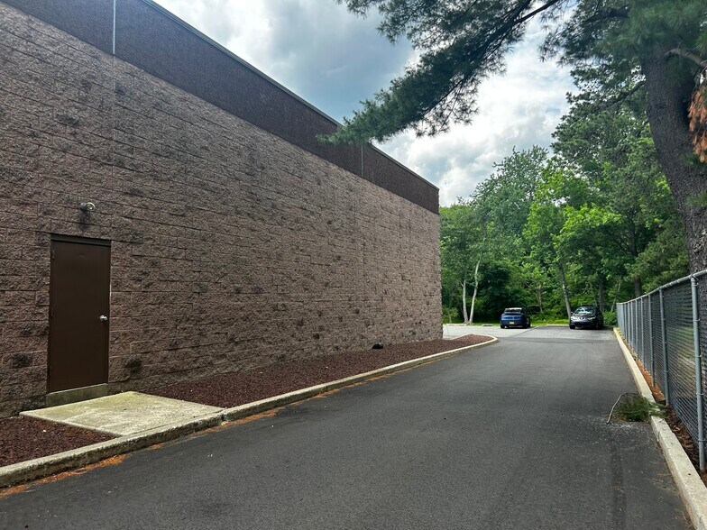 More Photos Of 14-16 Thomas J Rhodes Industrial Dr, Trenton Warehouse For Lease