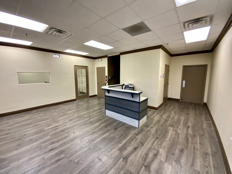 More Photos Of 7075 Kingspointe Pky, Orlando Showroom For Lease