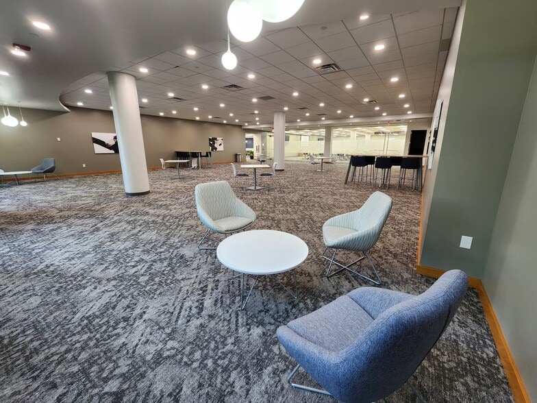 More Photos Of 12421 Meredith Dr, Urbandale Office For Lease