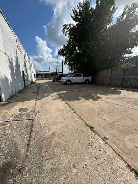 More Photos Of 4715 Main St, Houston Unknown For Lease