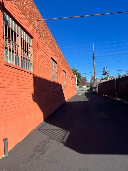 More Photos Of 4440 York Blvd, Los Angeles Manufacturing For Lease