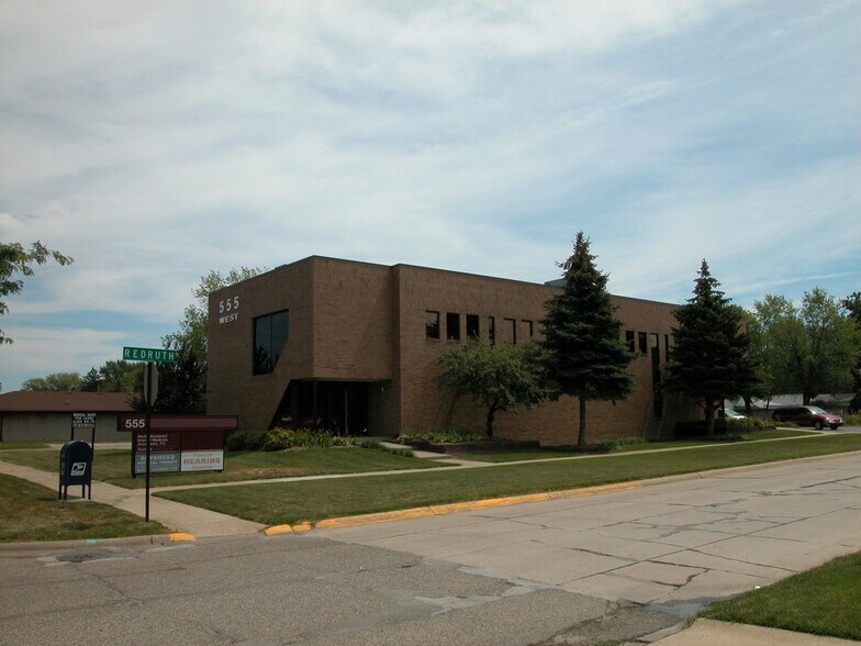 Primary Photo Of 555 W 14 Mile Rd, Clawson Medical For Lease