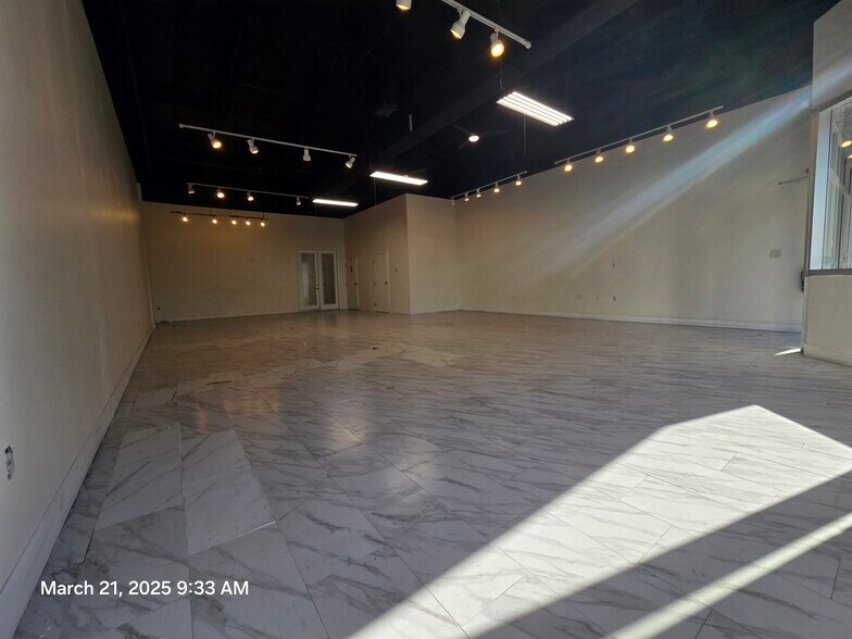 More Photos Of 7901 Kingspointe Pky, Orlando Showroom For Lease