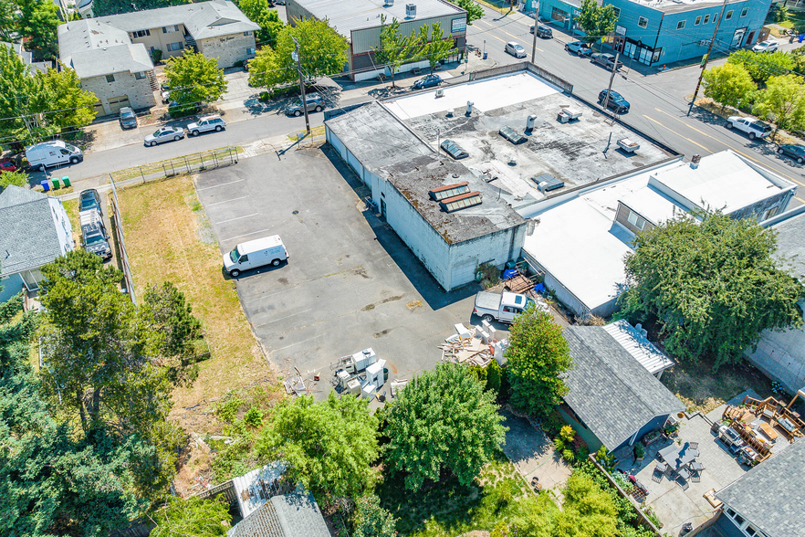 More Photos Of 7131-7145 NE Glisan St, Portland Showroom For Lease