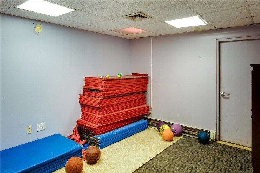 More Photos Of 16711 73rd Ave, Fresh Meadows Religious Facility For Lease