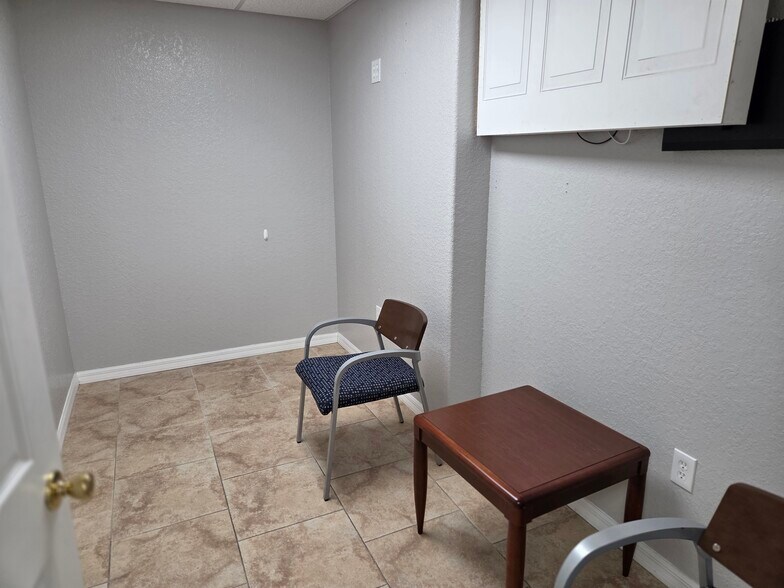 More Photos Of 143 N Oakwood Ave, Brandon Office For Lease