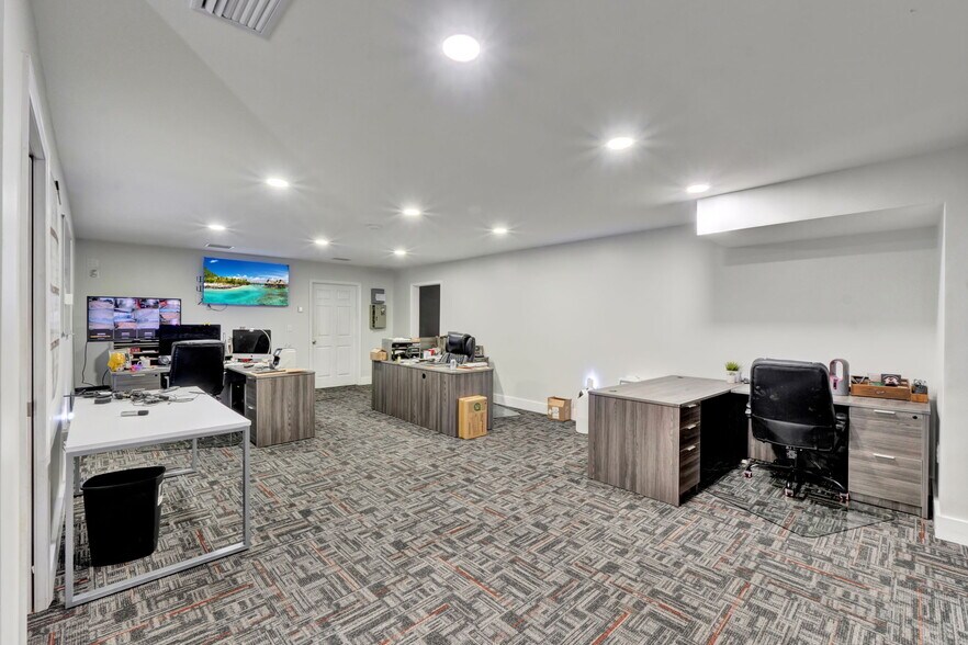 More Photos Of 5821 Pit Rd, Bushnell Flex For Sale