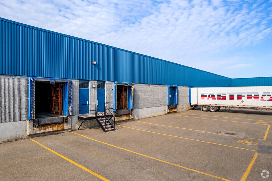 More Photos Of 4575 Boul Poirier, Montréal Warehouse For Lease