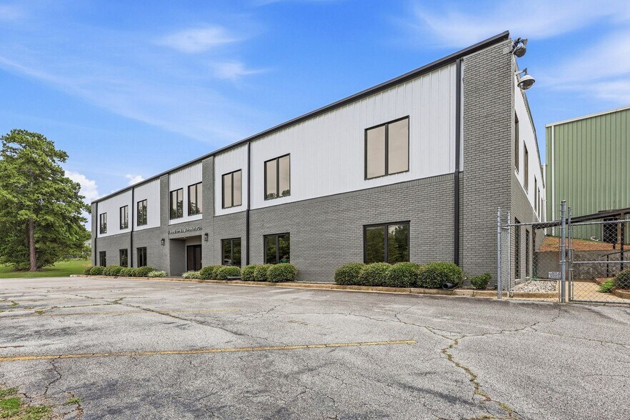 More Photos Of 264 Stapleton Rd, Cornelia Distribution For Lease