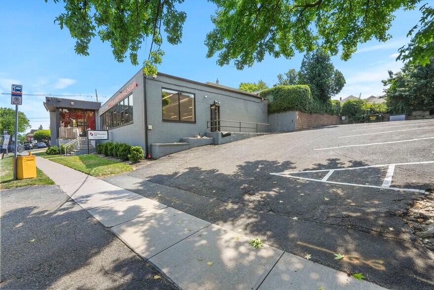 More Photos Of 530-540 Bergen Blvd, Ridgefield Office For Sale