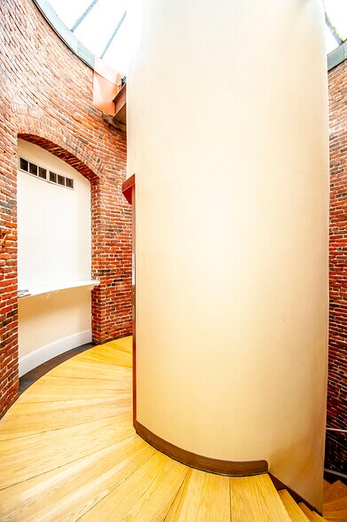 More Photos Of 2 Park Plz, Boston Office For Lease