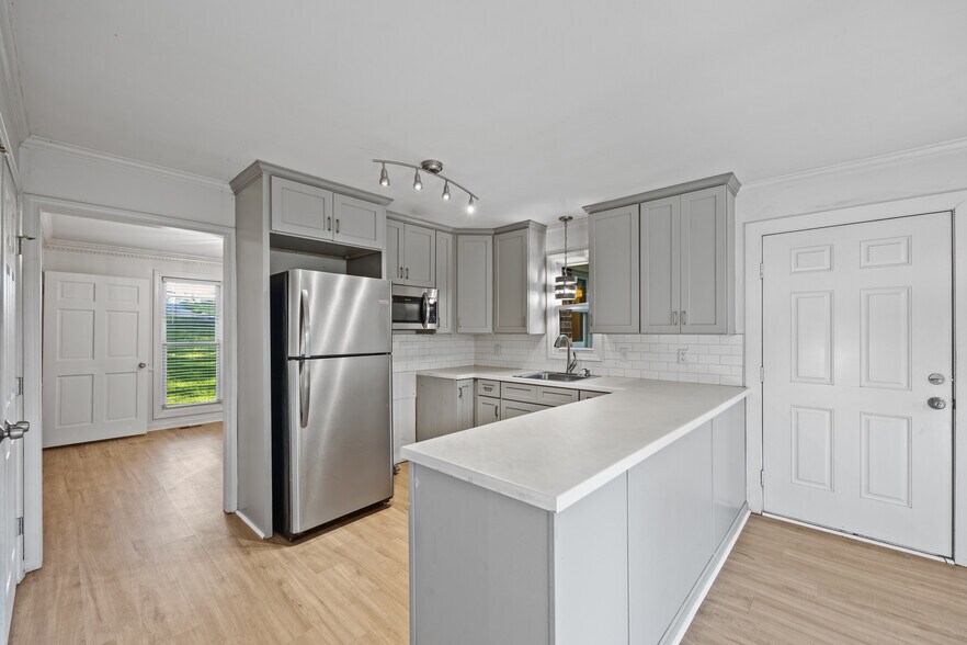 More Photos Of 5037 Sunset Blvd, Lexington Office For Sale
