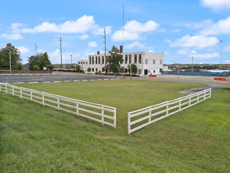More Photos Of 1021 E Market St, Jeffersonville Land For Sale