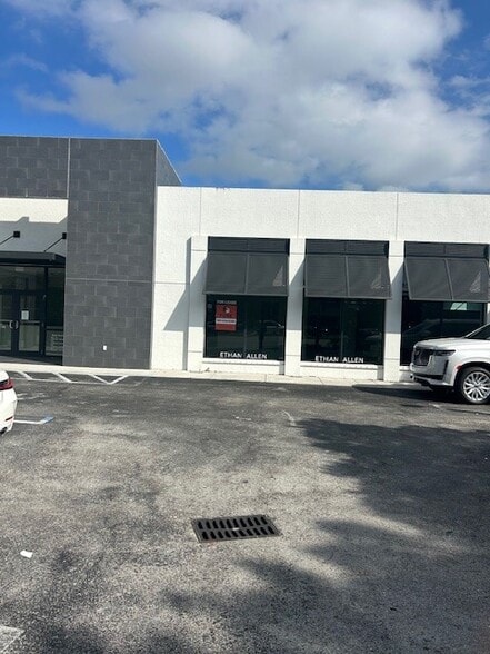 More Photos Of 9775 S Dixie Hwy, Miami Freestanding For Lease