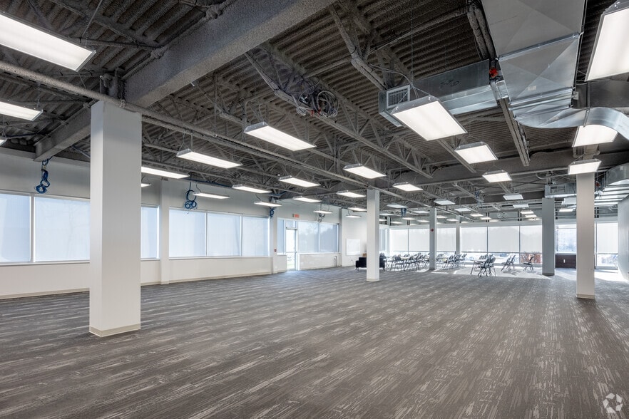 More Photos Of 2955 Rue Jules-Brillant, Laval Office For Sale