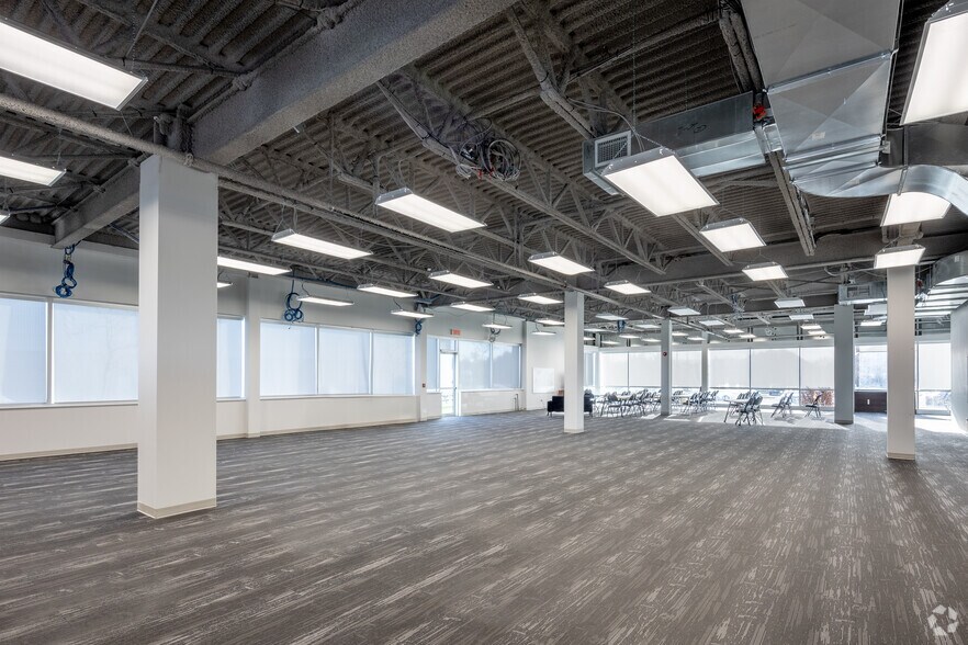 More Photos Of 2955 Rue Jules-Brillant, Laval Office For Lease