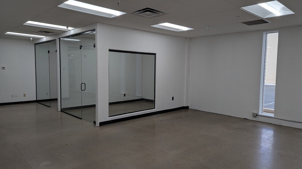 More Photos Of 819 W 22nd St, Tempe Warehouse For Lease