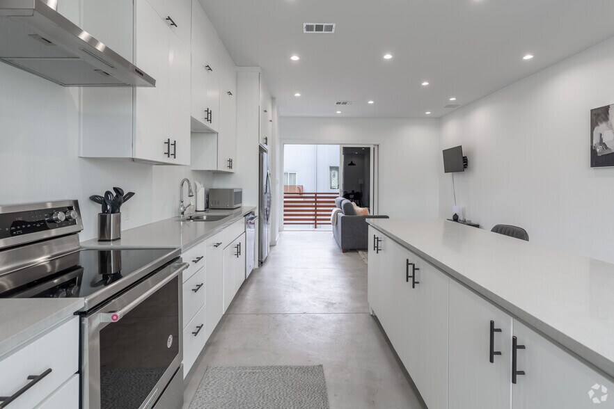 More Photos Of 707 W Commerce St, Dallas Apartments For Sale