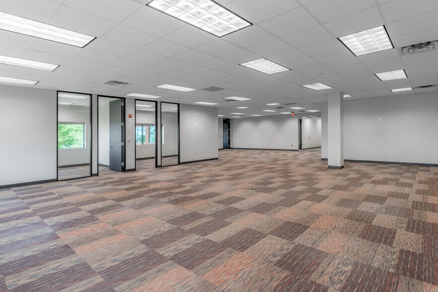 More Photos Of 1750 Valley View Ln, Dallas Office For Sale