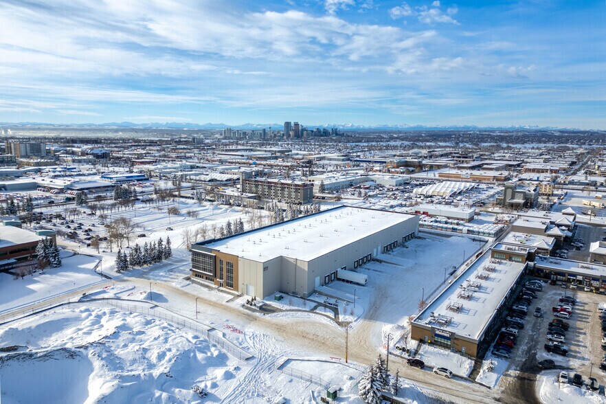 More Photos Of 3111 27 St NE, Calgary Distribution For Lease