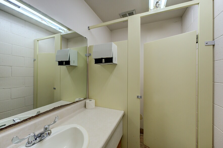 More Photos Of 9 Hawk St, Nanticoke Industrial For Sale