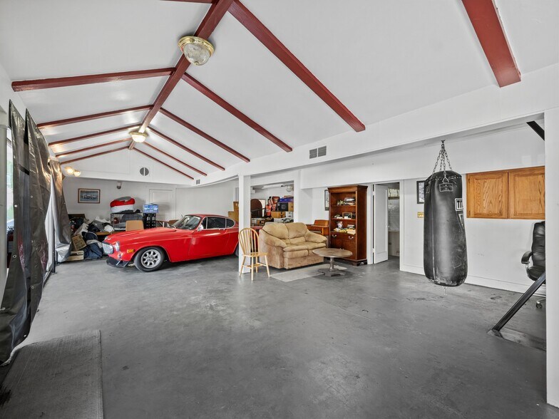 More Photos Of 1840 NE Sandy Blvd, Portland Auto Dealership For Sale