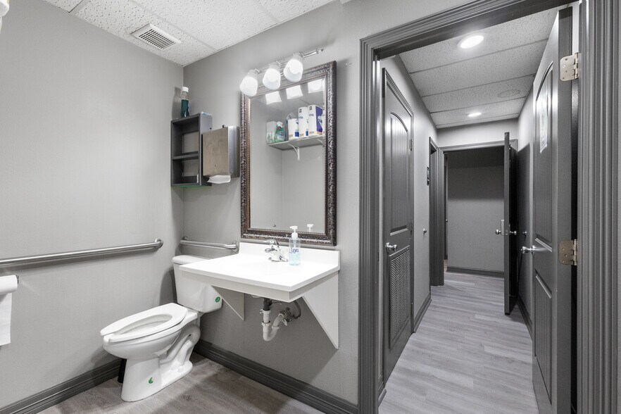 More Photos Of 604 S 77 Sunshine Strip, Harlingen Office For Sale