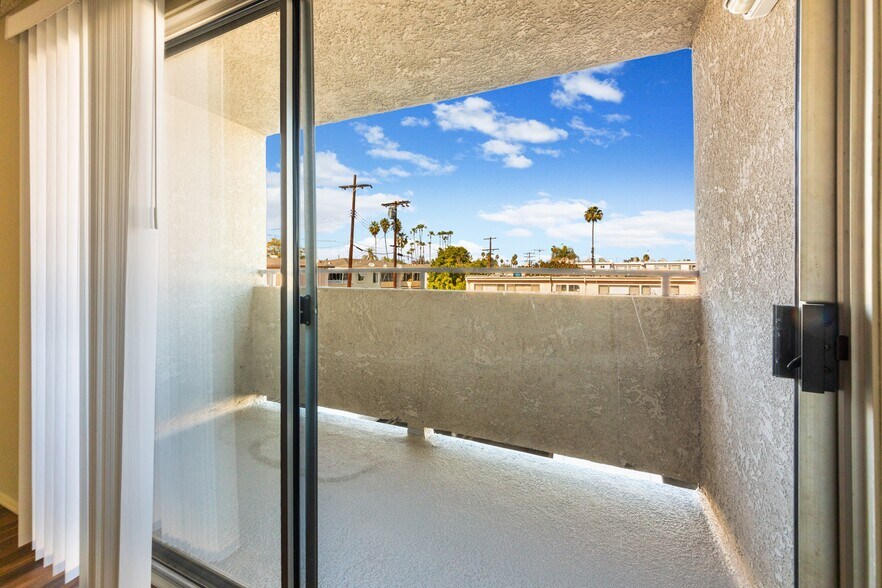 More Photos Of 13951 Moorpark St, Sherman Oaks Apartments For Sale