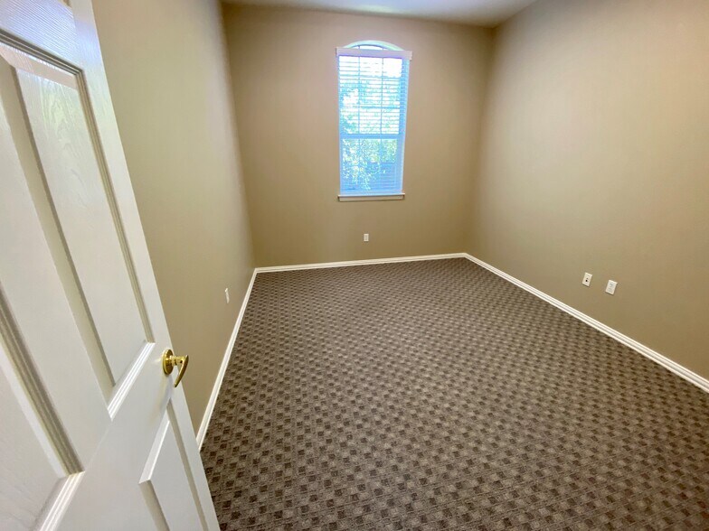 More Photos Of 325 Miron Dr, Southlake Medical For Lease
