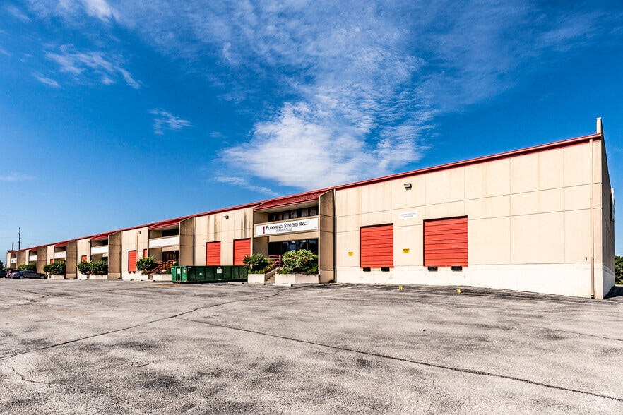 Primary Photo Of 200-246 NW Plaza Dr, Riverside Warehouse For Lease