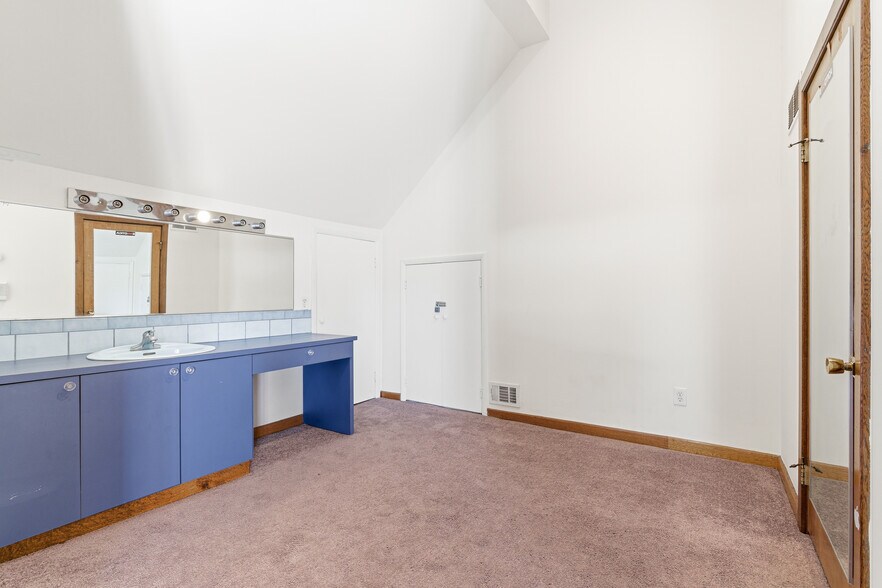 More Photos Of 1818 Oak Tree Rd, Edison Medical For Lease