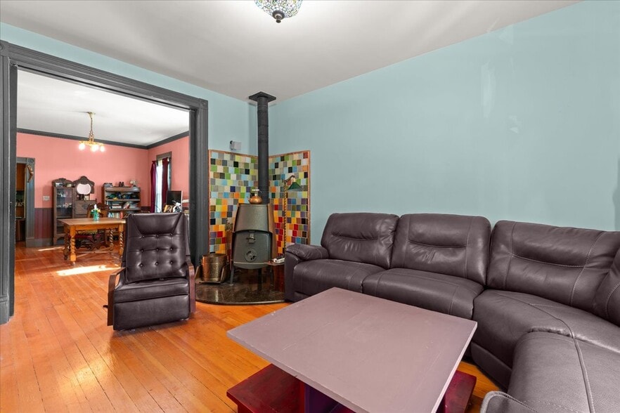 More Photos Of 3039 SE Stark St, Portland Storefront Retail Residential For Sale