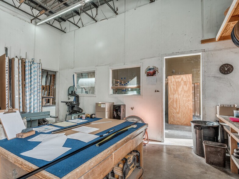 More Photos Of 3730-3732 N MacArthur Blvd, Warr Acres Showroom For Lease